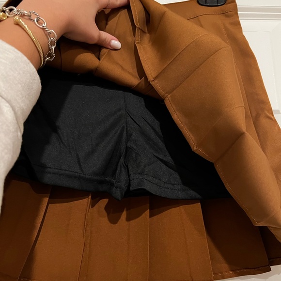 Brown pleated skirt with undershorts NWOT - Picture 2 of 4